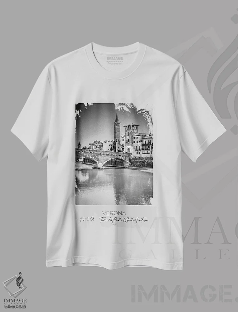 تیشرت سفید طرح دار – تیشرت هنری شهری ,در کانون توجه: پل پیترا، برج آلبرتو و سانتا آناستازیا ورونا اثر ملانی ویولا immage.ir