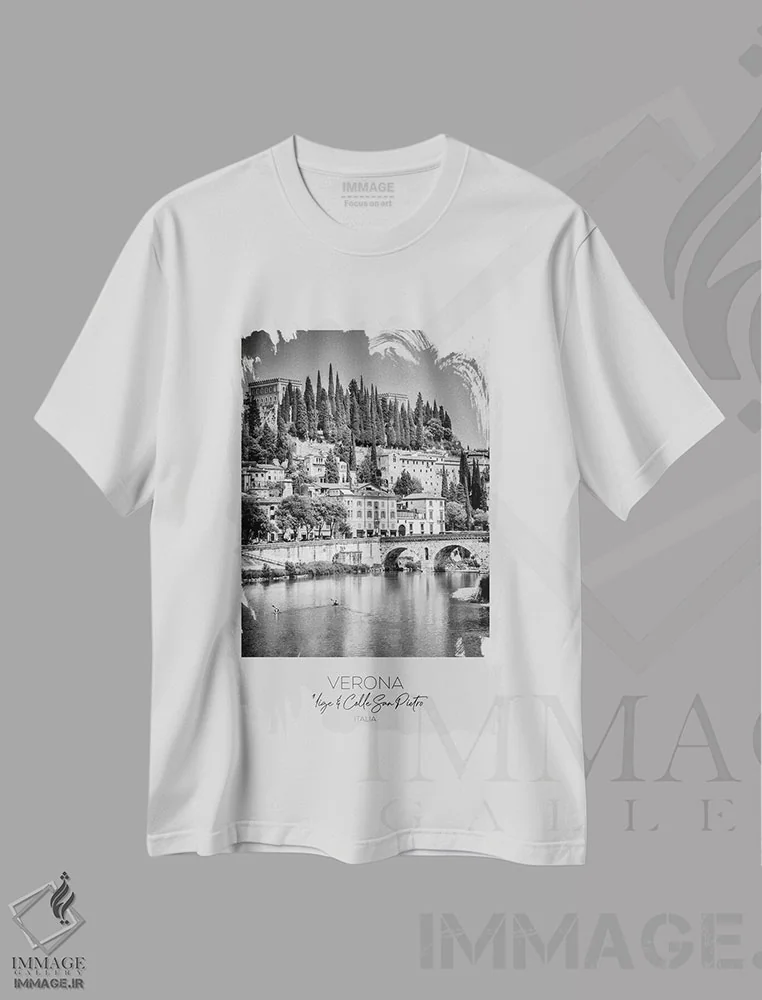تیشرت سفید طرح دار – تیشرت منظره شهری ,در کانون توجه: رود آدیجه و تپه سن پیترو ورونا اثر ملانی ویولا فروشگاه ایماژ
