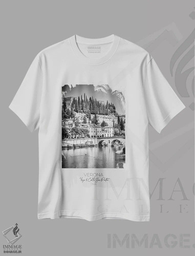 تیشرت سفید طرح دار – تیشرت منظره شهری ,در کانون توجه: رود آدیجه و تپه سن پیترو ورونا اثر ملانی ویولا فروشگاه ایماژ