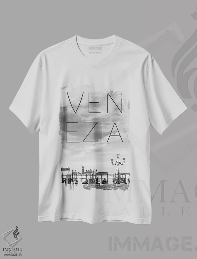 تیشرت سفید طرح دار – تیشرت شهری ,گوندولاهای ونیز در صبح زود با متن و نمای شهر اثر ملانی ویولا immage.ir