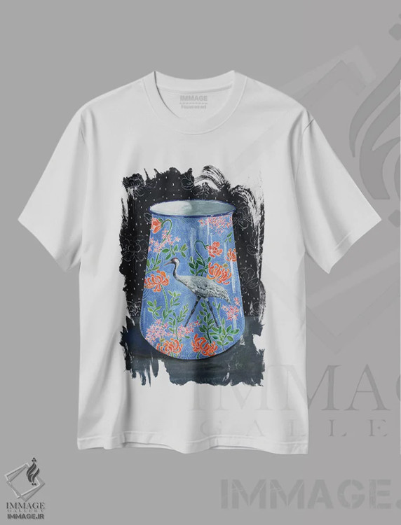 تیشرت سفید طرح دار – تیشرت هنری ,گلدان آبی با درنای خاکستری اثر میری اشت immage.ir
