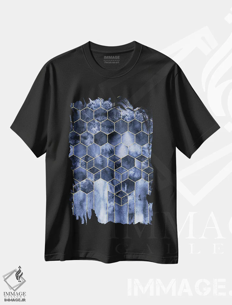 تیشرت مشکی طرح دار – تیشرت انتزاعی ,آبرنگ مکعب های انتزاعی هندسی مدرن سرمه ای و طلایی اثر نیچر مجیک فروشگاه ایماژ