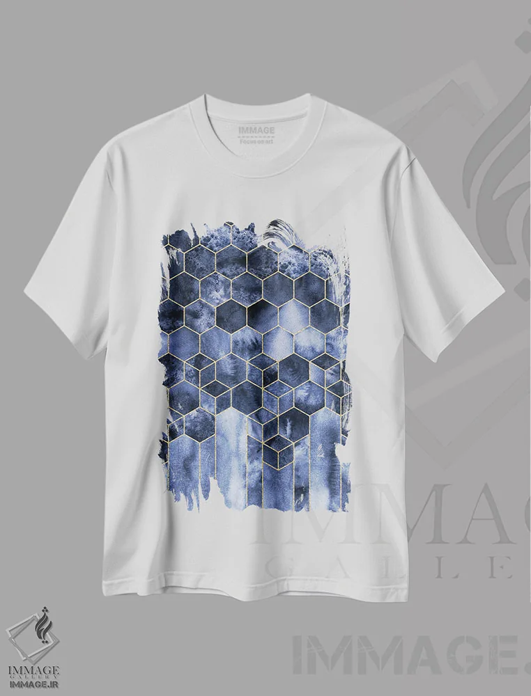 تیشرت سفید طرح دار – تیشرت انتزاعی ,آبرنگ مکعب های انتزاعی هندسی مدرن سرمه ای و طلایی اثر نیچر مجیک immage.ir