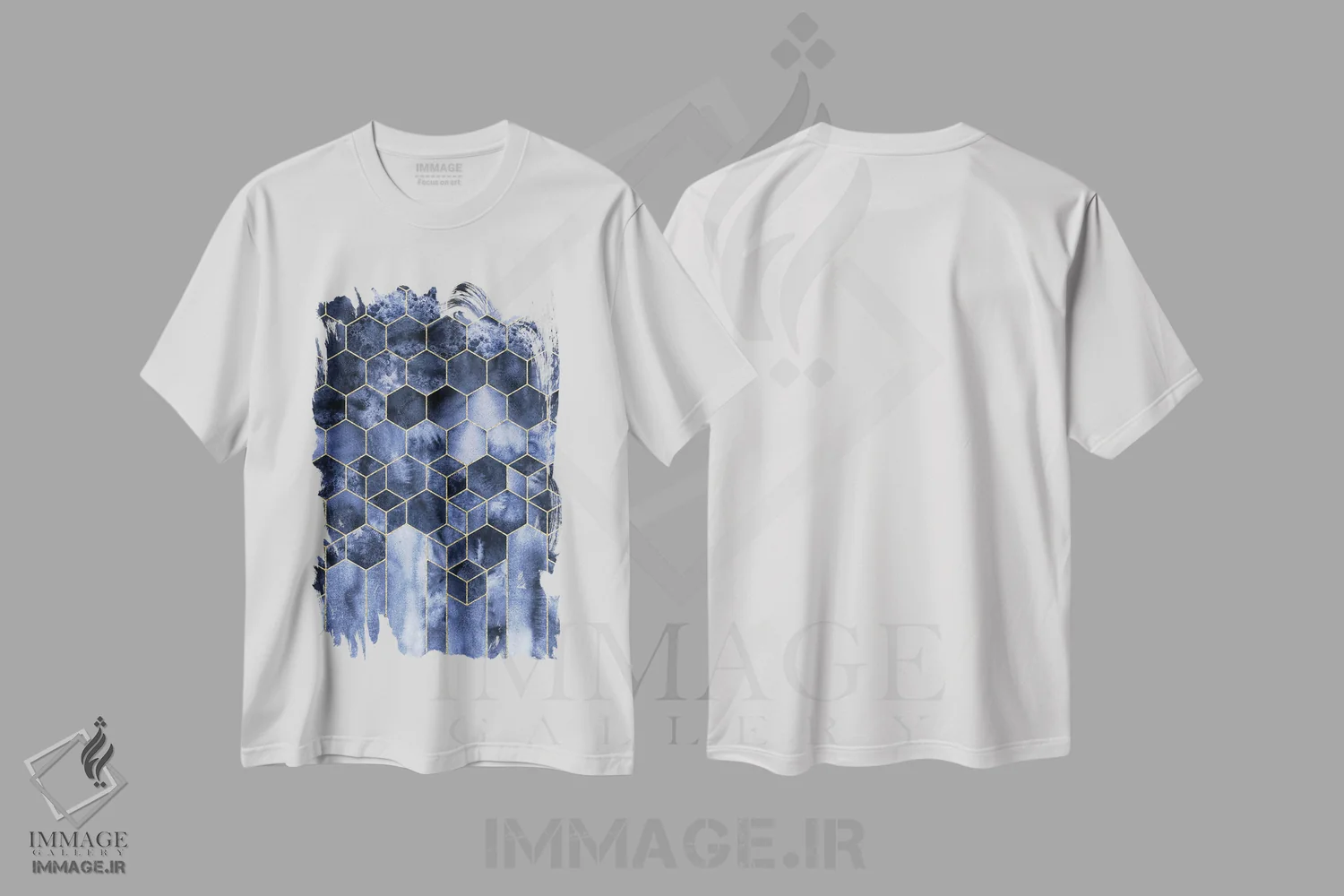 تیشرت سفید طرح دار – تیشرت انتزاعی ,آبرنگ مکعب های انتزاعی هندسی مدرن سرمه ای و طلایی اثر نیچر مجیک immage.ir