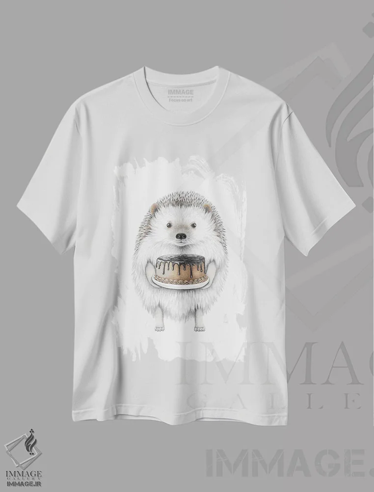 تیشرت سفید طرح دار – تیشرت حیوانات ,جوجه تیغی با کیک اثر مندی هک immage.ir