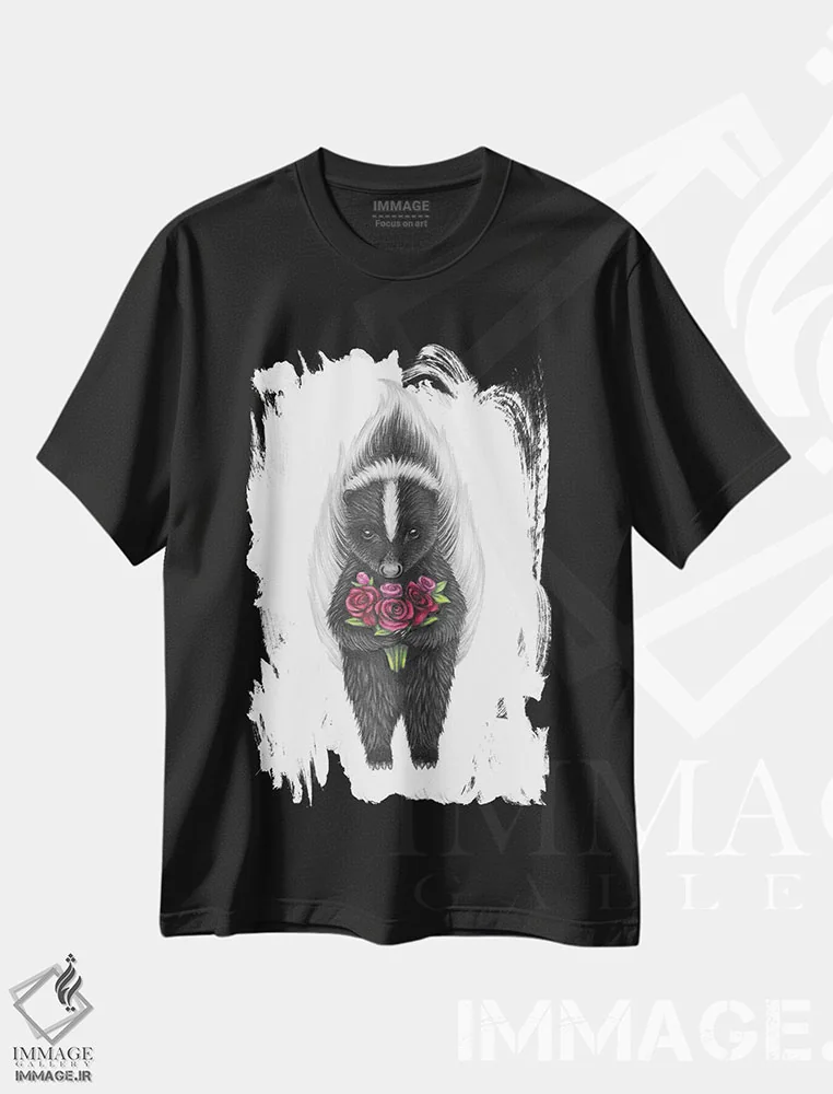 تیشرت مشکی طرح دار – تیشرت حیوانات ,اسکَنک با گل رز اثر مندی هک immage.ir