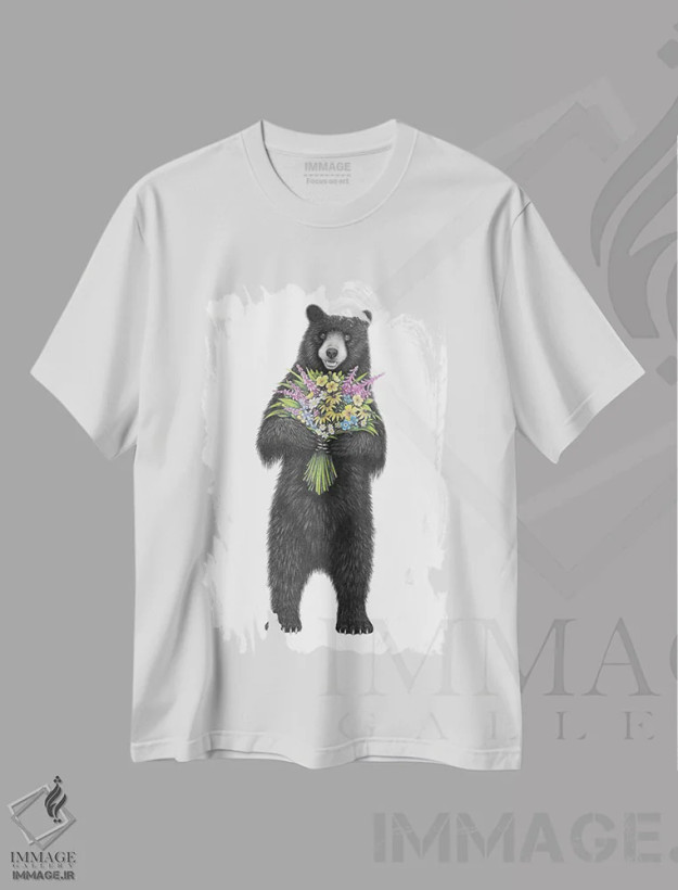 تیشرت سفید طرح دار – تیشرت طبیعت ,خرس دسته گل به دست اثر مندی هک فروشگاه ایماژ