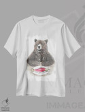 تیشرت سفید طرح دار – تیشرت حیوانات ,خرس با ماهی سالمون اثر مندی هک فروشگاه ایماژ