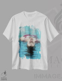 تیشرت سفید طرح دار – تیشرت هنری ,زن جوان در آب آبی در حال استراحت، سبک نقاشی اثر مایک کیف فروشگاه ایماژ