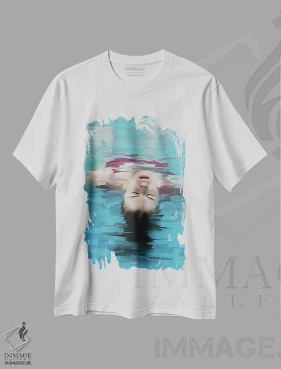 تیشرت سفید طرح دار – تیشرت هنری ,زن جوان در آب آبی در حال استراحت، سبک نقاشی اثر مایک کیف فروشگاه ایماژ