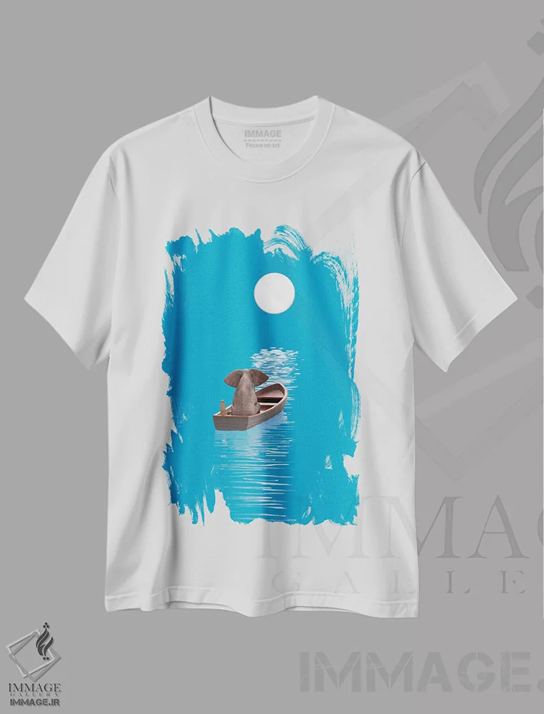 تیشرت سفید طرح دار – تیشرت فانتزی ,فیل و سگ در قایقی در دریای آبی سفر می کنند اثر مایک کیف فروشگاه ایماژ
