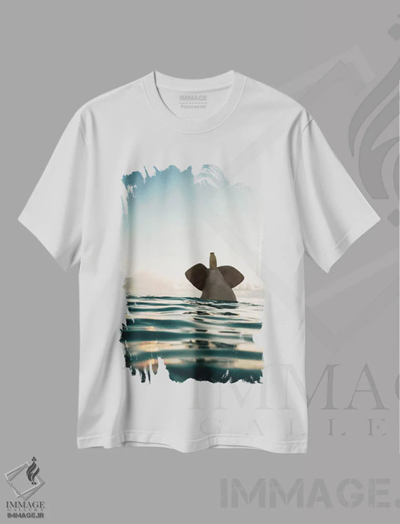 تیشرت سفید طرح دار – تیشرت حیوانات ,فیل و سگ در دریا شنا می کنند اثر مایک کیف immage.ir
