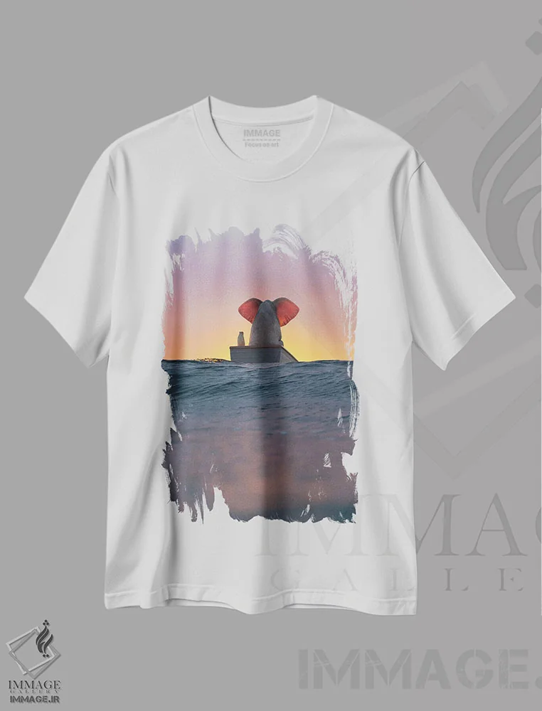تیشرت سفید طرح دار – تیشرت حیوانات ,فیل و سگ با قایق روی موج های دریا اثر مایک کیف immage.ir