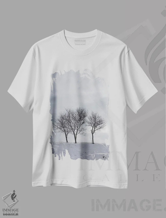 تیشرت سفید طرح دار – تیشرت طبیعت ,سه درخت بدون برگ روی تپه ای برفی اثر مایک کیف immage.ir