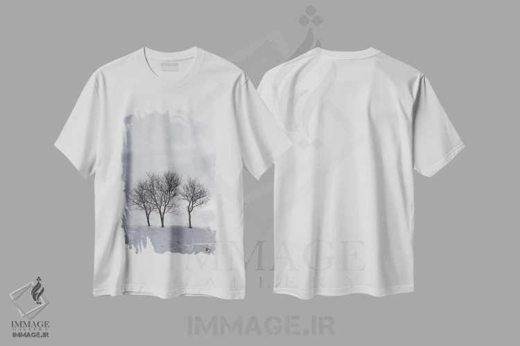تیشرت سفید طرح دار – تیشرت طبیعت ,سه درخت بدون برگ روی تپه ای برفی اثر مایک کیف immage.ir