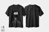 تیشرت مشکی طرح دار – تیشرت سیاه سفید ,فیل و سگ روی کوه نشسته و به ابر نگاه می کنند اثر مایک کیف immage.ir