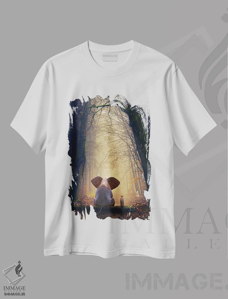 تیشرت سفید طرح دار – تیشرت پاییزی ,فیل و سگ در جنگل پاییزی نشسته اند اثر مایک کیف immage.ir