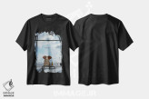 تیشرت مشکی طرح دار – تیشرت هنری ,فیل و سگ کنار پنجره در فرودگاه نشسته اند اثر مایک کیف immage.ir