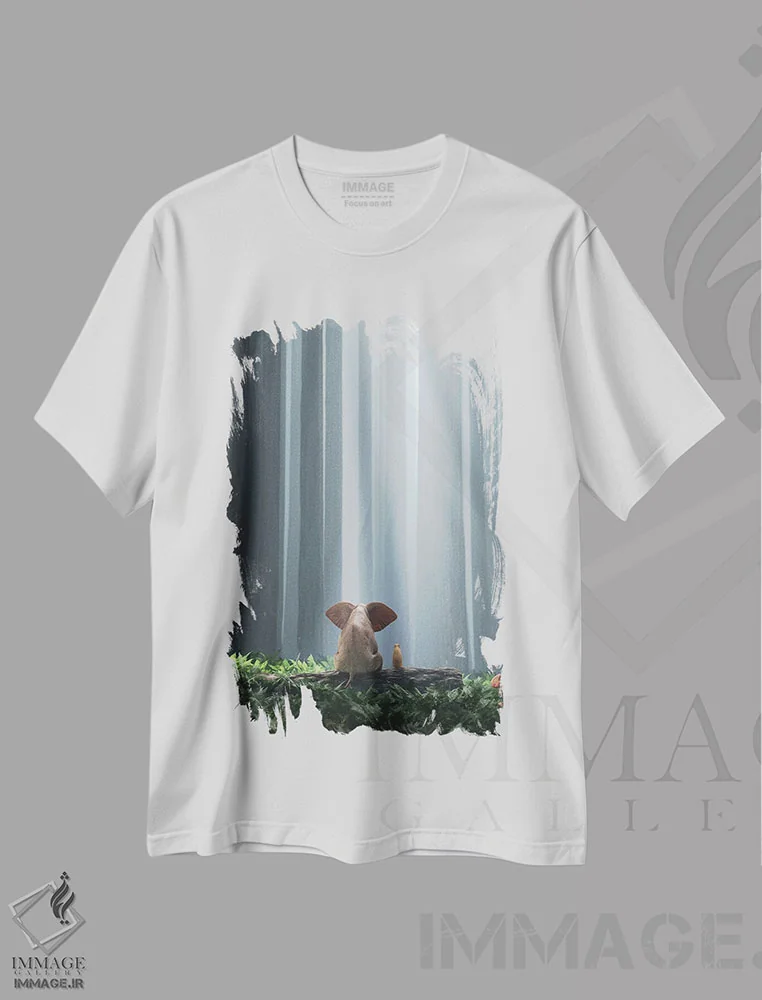 تیشرت سفید طرح دار – تیشرت طبیعت ,فیل و سگ در جنگل انبوه نشسته اند اثر مایک کیف immage.ir