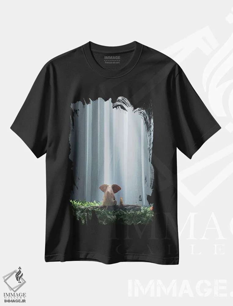 تیشرت مشکی طرح دار – تیشرت طبیعت ,فیل و سگ در جنگل انبوه نشسته اند اثر مایک کیف فروشگاه ایماژ