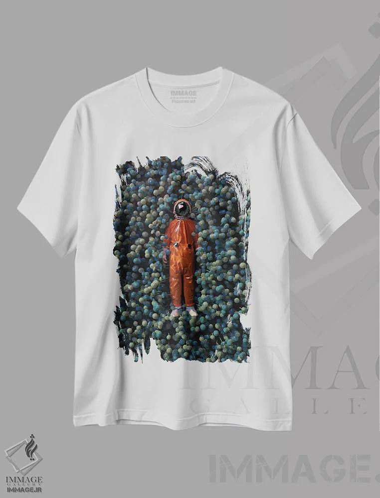 تیشرت سفید طرح دار – تیشرت گیمینگ ,فضانورد در حال دراز کشیدن میان قارچ ها اثر مایک کیف فروشگاه ایماژ