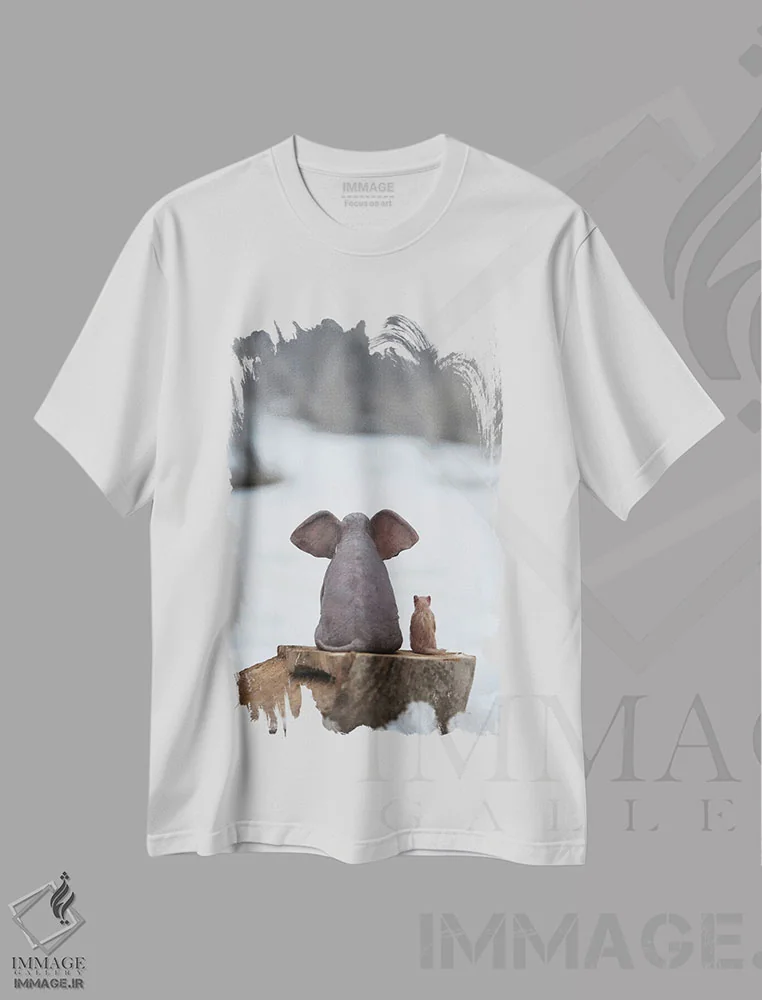 تیشرت سفید طرح دار – تیشرت حیوانات ,فیل و سگ روی تنه درخت در زمستان نشسته اند اثر مایک کیف فروشگاه ایماژ