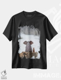 تیشرت مشکی طرح دار – تیشرت حیوانات ,فیل و سگ روی تنه درخت در زمستان نشسته اند اثر مایک کیف immage.ir