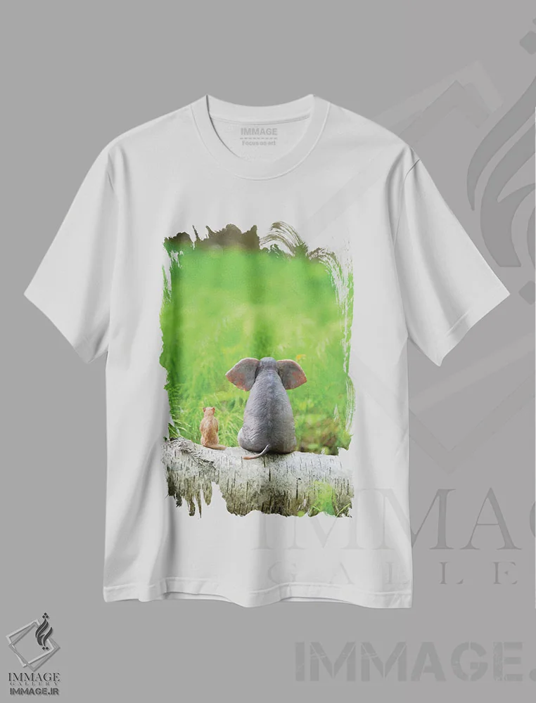 تیشرت سفید طرح دار – تیشرت طبیعت ,فیل و سگ روی چمنزار سبز نشسته اند اثر مایک کیف فروشگاه ایماژ