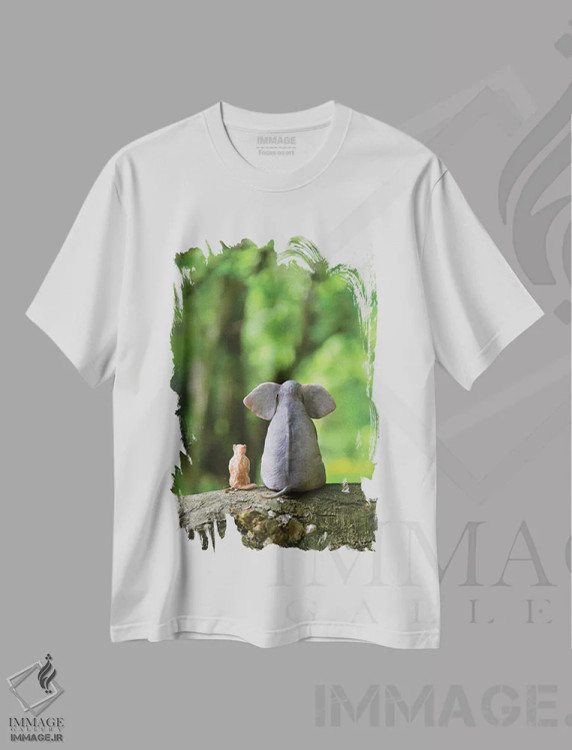 تیشرت سفید طرح دار – تیشرت حیوانات ,فیل و سگ در جنگل نشسته اند اثر مایک کیف immage.ir