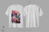 تیشرت سفید طرح دار – تیشرت گلدار ,رزهای قرمز پوشیده شده با شیره شیرین اثر مایک کیف فروشگاه ایماژ