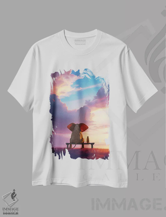 تیشرت سفید طرح دار – تیشرت حیوانات ,فیل و سگ روی نیمکتی نشسته اند و طلوع خورشید را تماشا می کنند اثر مایک کیف فروشگاه ایماژ