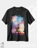 تیشرت مشکی طرح دار – تیشرت حیوانات ,فیل و سگ روی نیمکتی نشسته اند و طلوع خورشید را تماشا می کنند اثر مایک کیف immage.ir