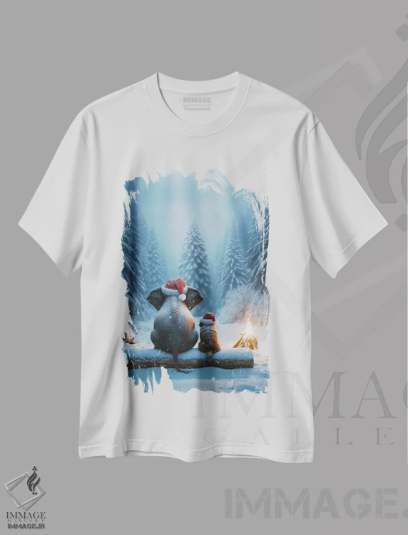 تیشرت سفید طرح دار – تیشرت کریسمسی ,فیل و سگ در جنگل نشسته و به درخت کریسمس نگاه می کنند اثر مایک کیف immage.ir