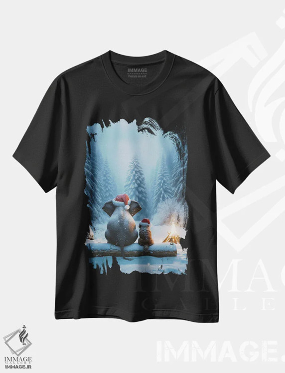 تیشرت مشکی طرح دار – تیشرت کریسمسی ,فیل و سگ در جنگل نشسته و به درخت کریسمس نگاه می کنند اثر مایک کیف فروشگاه ایماژ