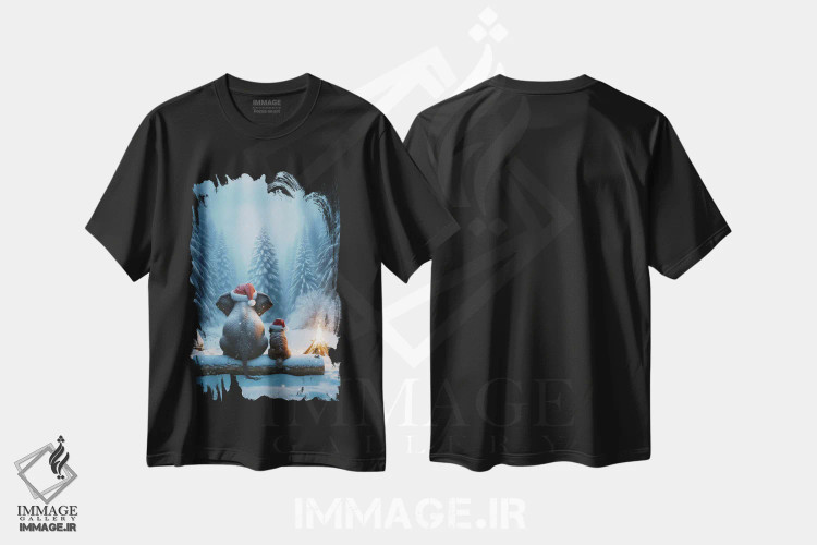 تیشرت مشکی طرح دار – تیشرت کریسمسی ,فیل و سگ در جنگل نشسته و به درخت کریسمس نگاه می کنند اثر مایک کیف فروشگاه ایماژ
