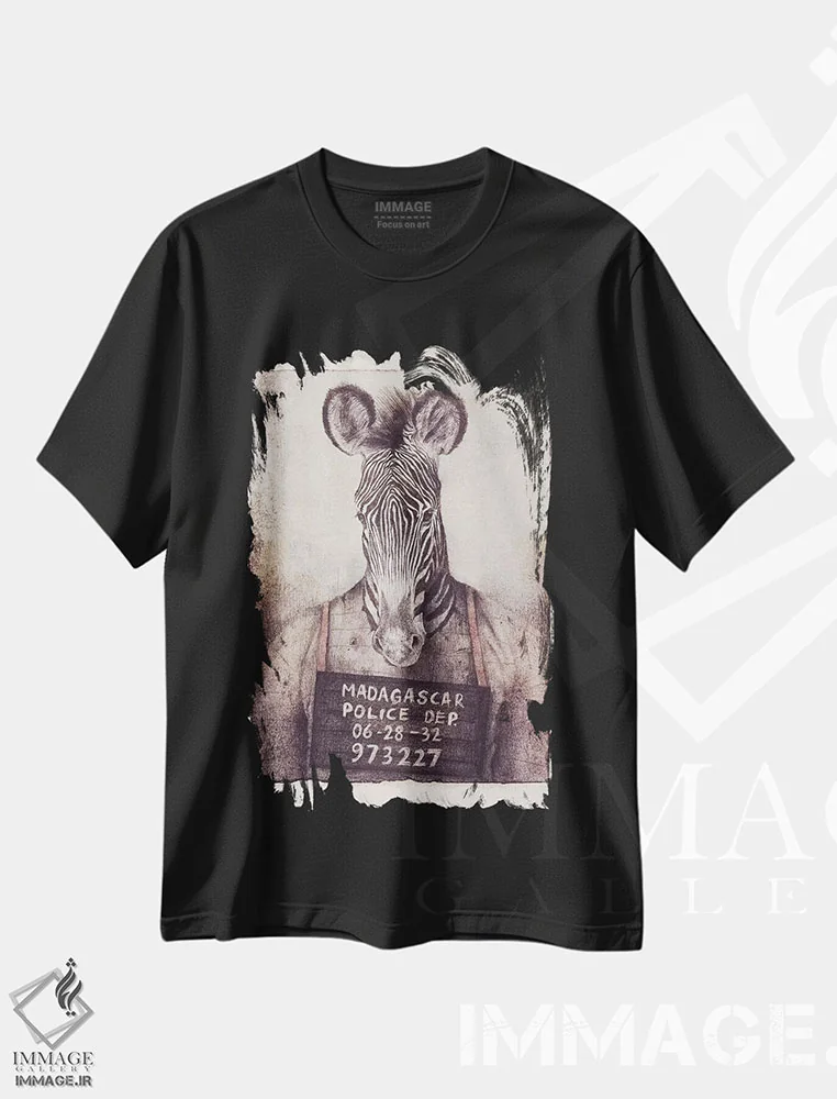 تیشرت مشکی طرح دار – تیشرت فانتزی ,"عکس پلیس ماداگاسکار" اثر مایک کوبو فروشگاه ایماژ