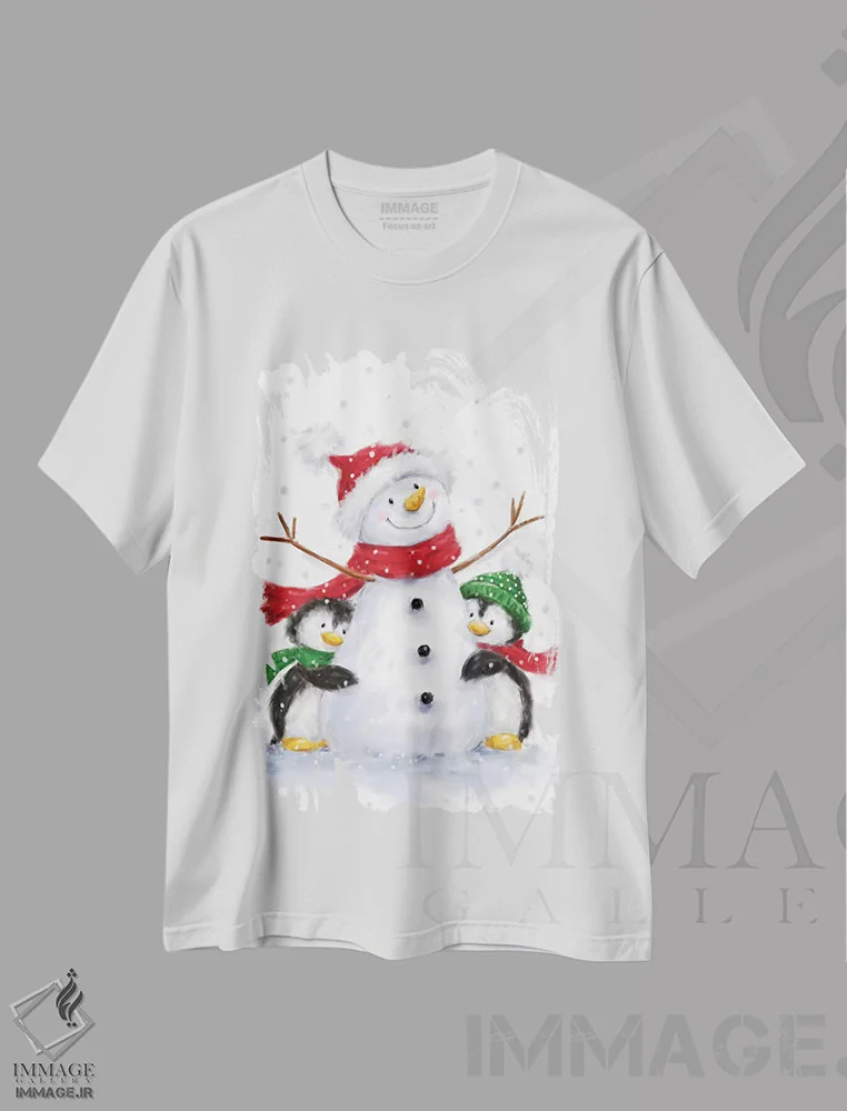 تیشرت سفید طرح دار – تیشرت فانتزی کریسمسی ,"آدم برفی با دو پنگوئن" اثر ماکیکو immage.ir