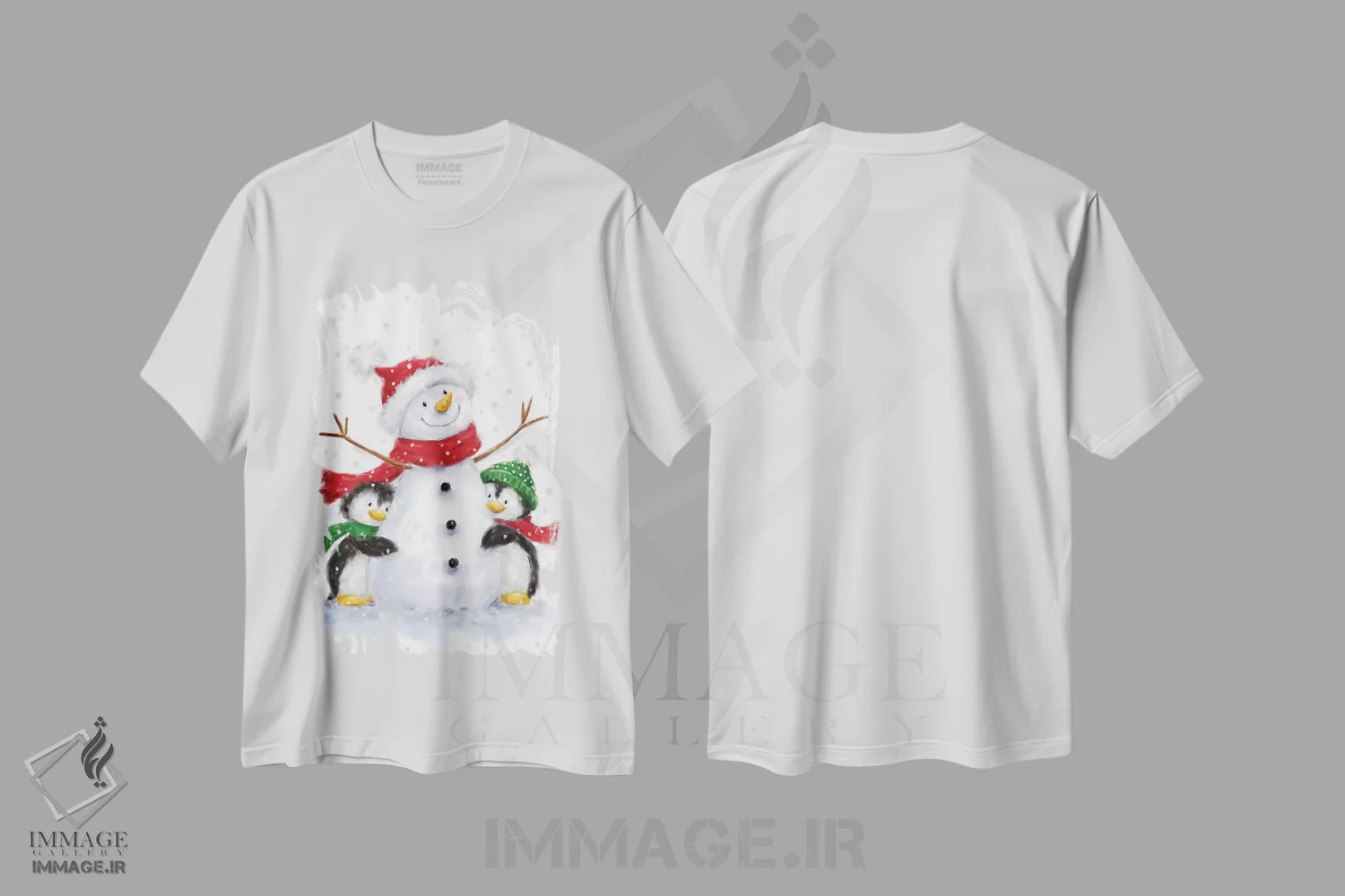 تیشرت سفید طرح دار – تیشرت فانتزی کریسمسی ,"آدم برفی با دو پنگوئن" اثر ماکیکو immage.ir