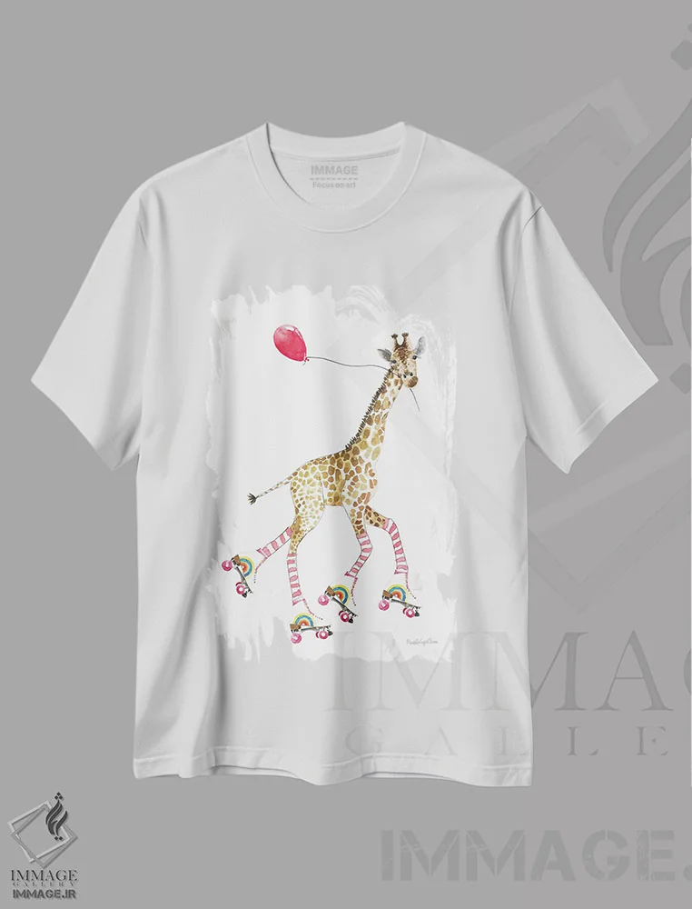 تیشرت سفید طرح دار – تیشرت فانتزی ,"سواری شاد زرافه II" اثر مرسدس لوپز چارّو فروشگاه ایماژ