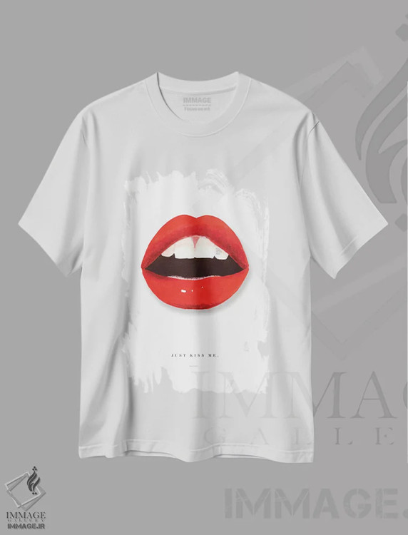 تیشرت سفید طرح دار – تیشرت فانتزی ,"بوسم کن" اثر مرسدس لوپز چارّو فروشگاه ایماژ