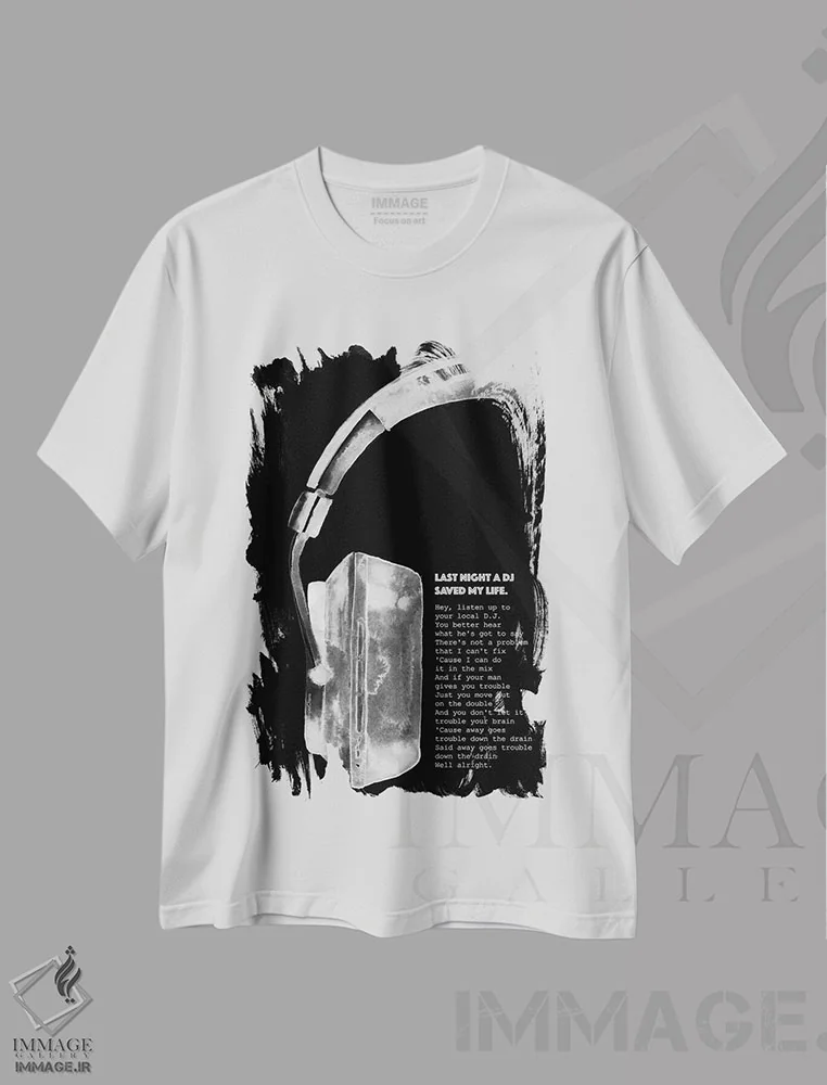 تیشرت سفید طرح دار – تیشرت گرافیکی ,"دیشب یک دی جی بود" اثر مرسدس لوپز چارّو فروشگاه ایماژ
