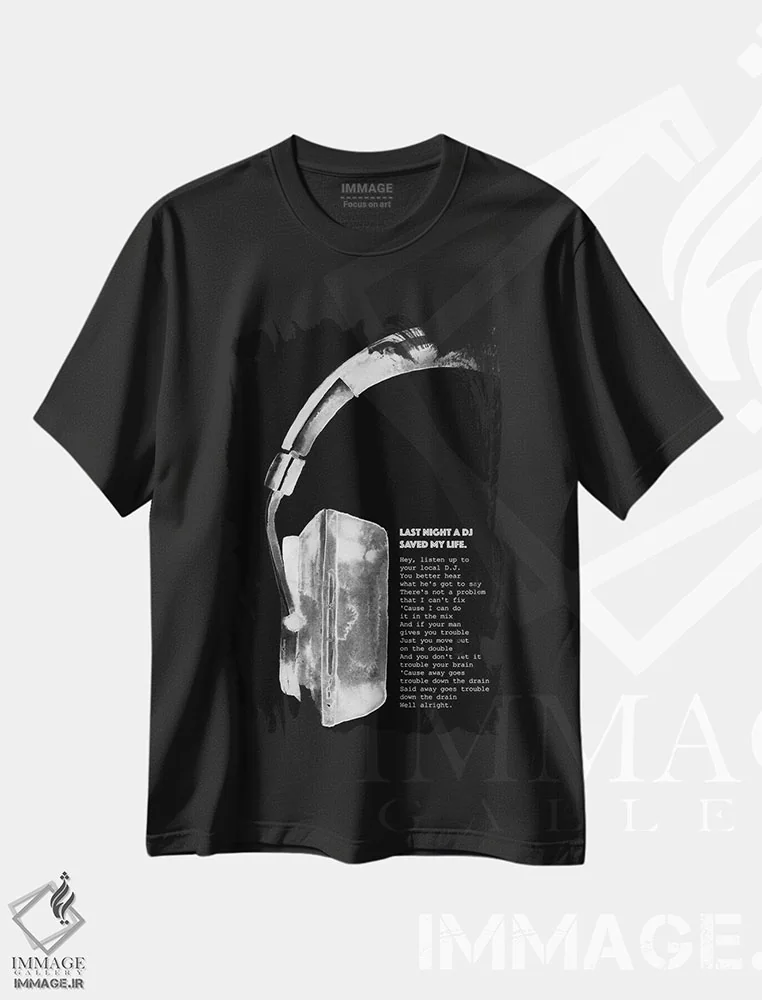 تیشرت مشکی طرح دار – تیشرت گرافیکی ,"دیشب یک دی جی بود" اثر مرسدس لوپز چارّو immage.ir