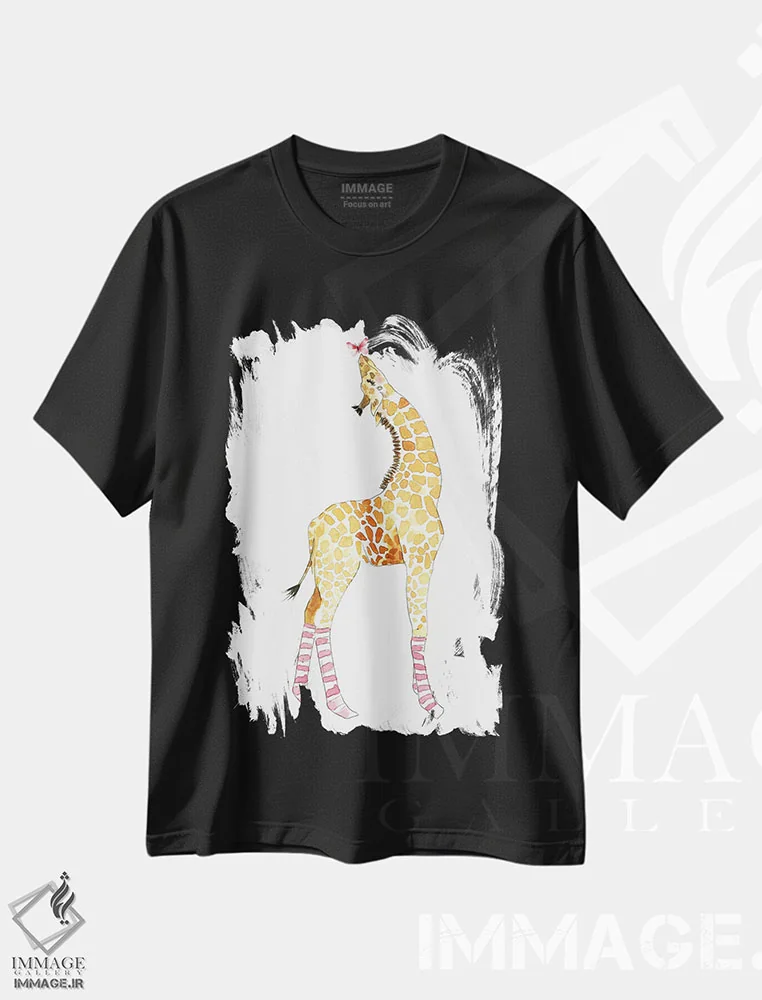 تیشرت مشکی طرح دار – تیشرت حیوانات ,زرافه با پروانه اثر مرسدس لوپز چارّو immage.ir