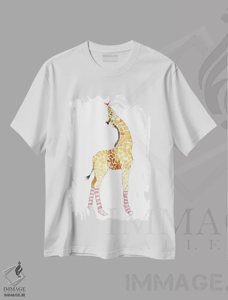تیشرت سفید طرح دار – تیشرت حیوانات ,زرافه با پروانه اثر مرسدس لوپز چارّو فروشگاه ایماژ