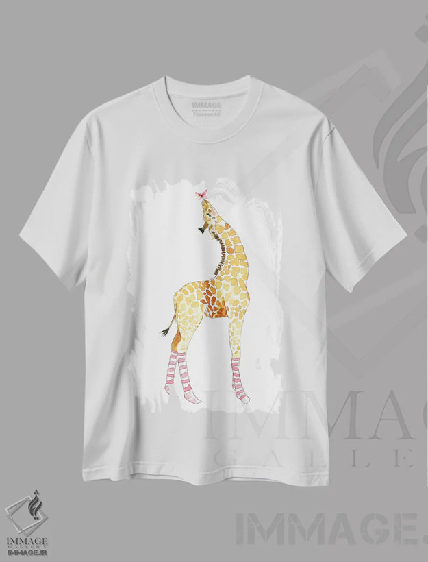 تیشرت سفید طرح دار – تیشرت حیوانات ,زرافه با پروانه اثر مرسدس لوپز چارّو فروشگاه ایماژ
