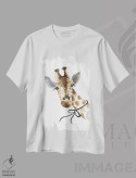 تیشرت سفید طرح دار – تیشرت حیوانات ,زرافه با پاپیون اثر مرسدس لوپز چارّو فروشگاه ایماژ