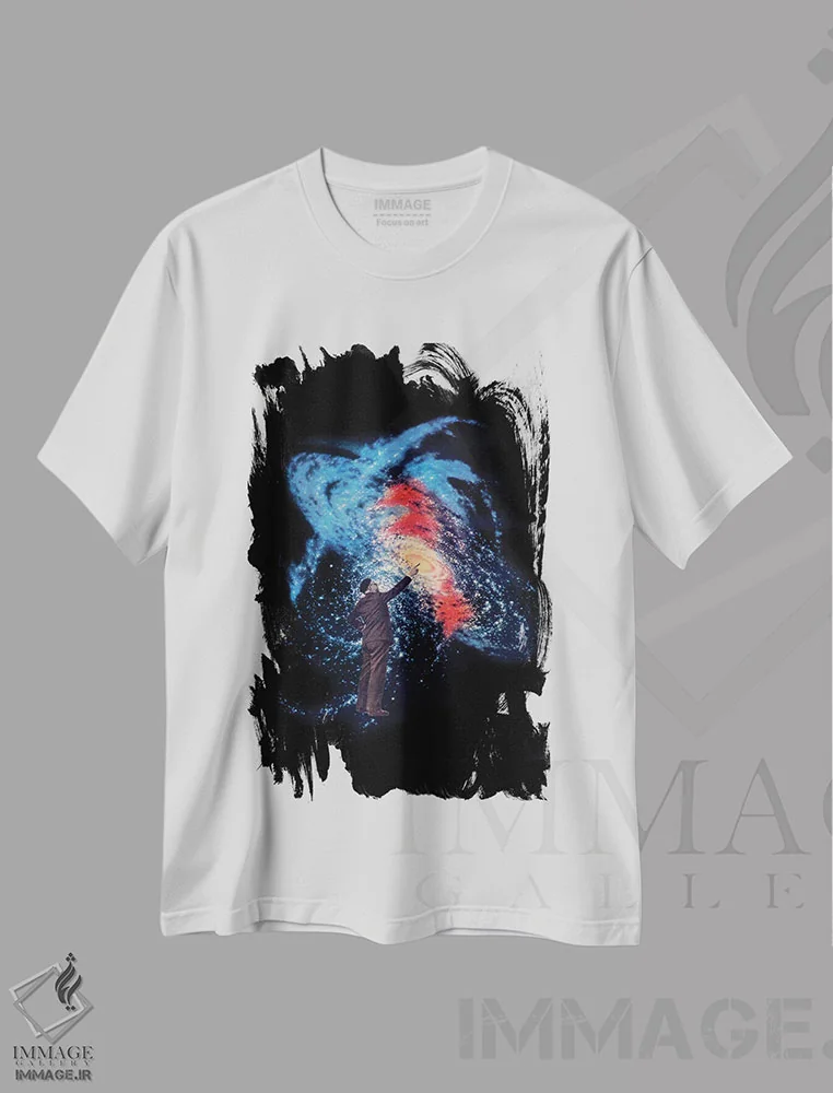 تیشرت سفید طرح دار – تیشرت نجوم ,"تو اینجایی" اثر ماتیولِه immage.ir