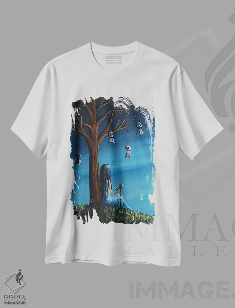 تیشرت سفید طرح دار – تیشرت هنری ,اینجا آن قدرها هم جای تنهایی نیست اثر سالن هنری مون لایت فروشگاه ایماژ