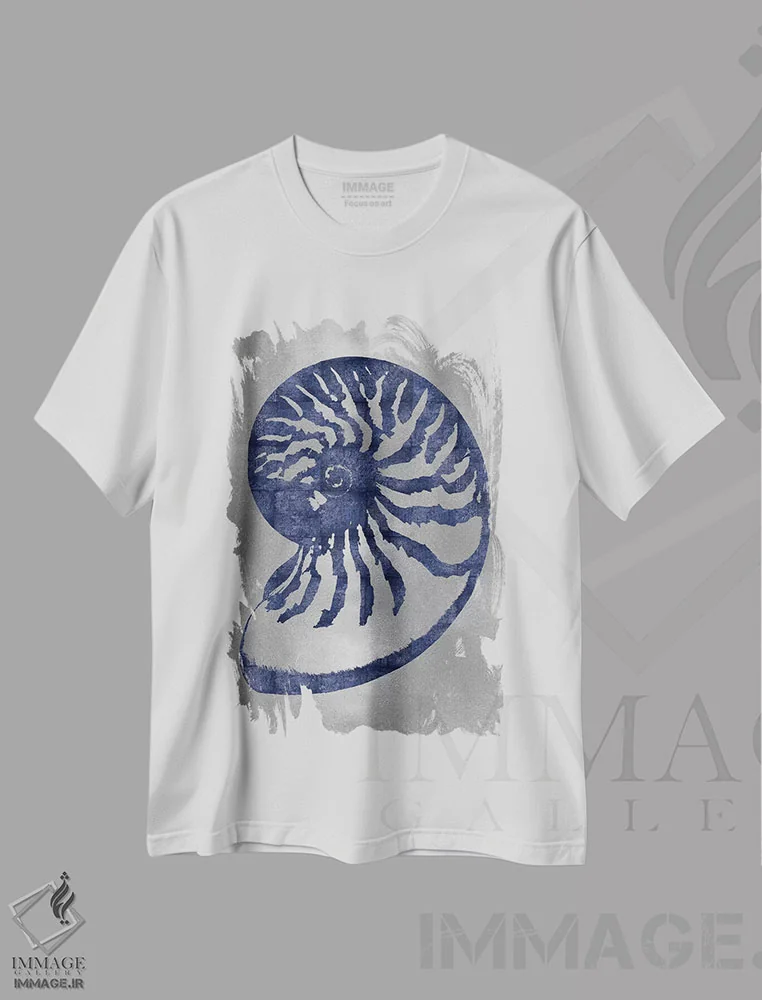تیشرت سفید طرح دار – تیشرت ساحلی ,آبی روی نقره ای سوم اثر ملونی میلر immage.ir