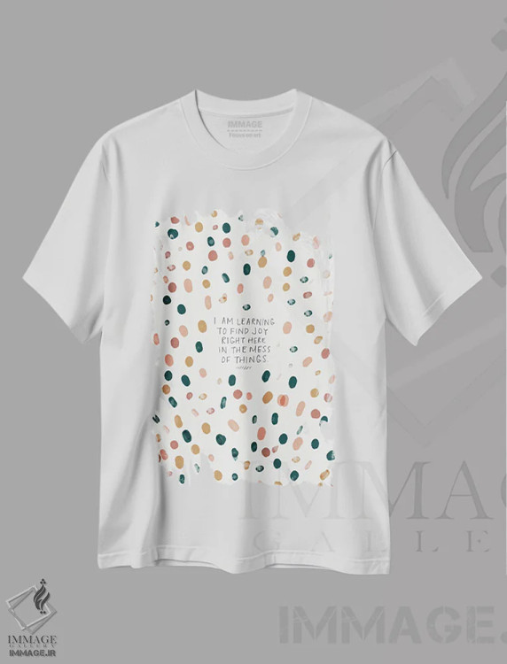 تیشرت سفید طرح دار – تیشرت انگیزشی ,شادی را همین جا در میان آشفتگی ها پیدا کن اثر مورگان هارپر نیکولز immage.ir